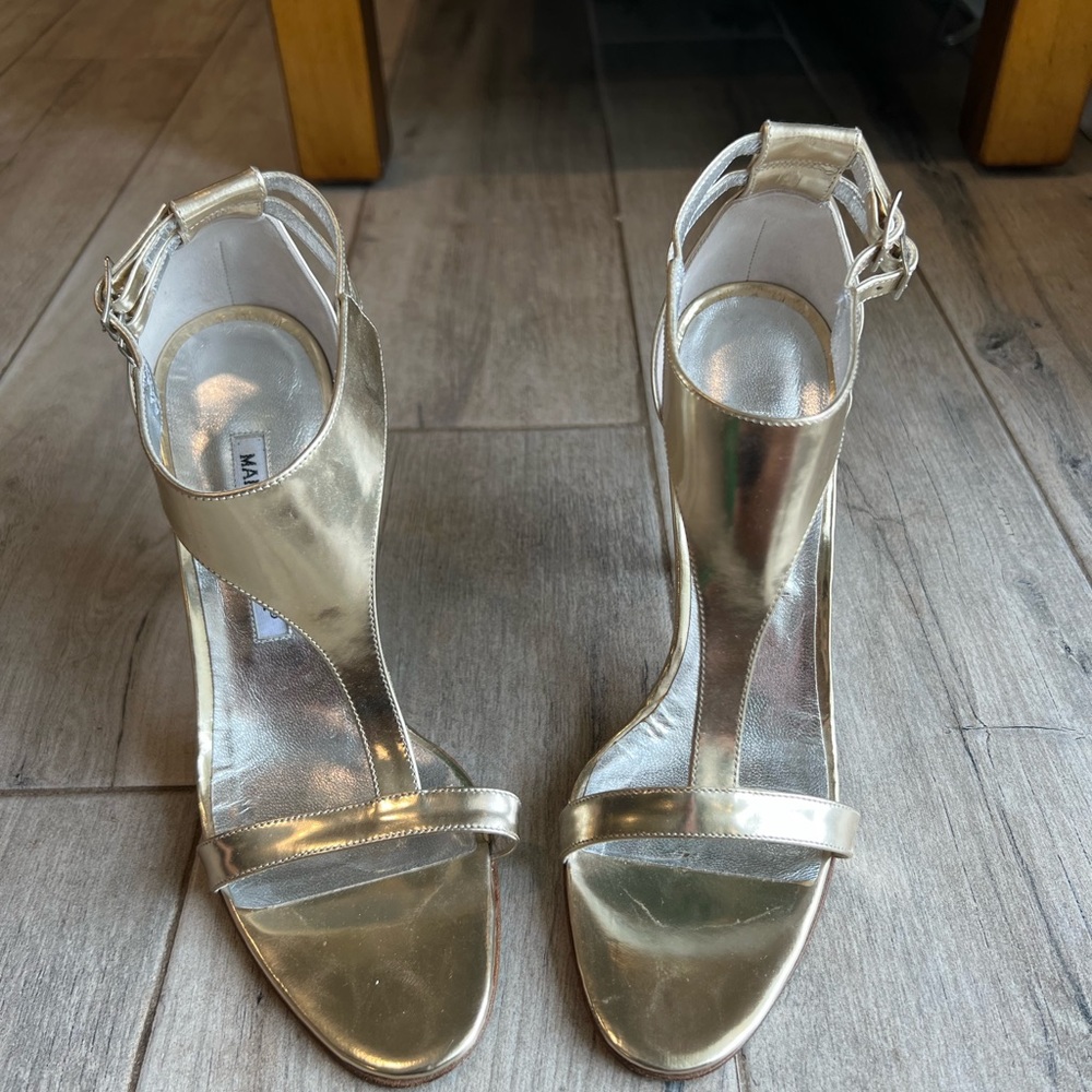 Manolo Blahnik heels. Gold metallic.